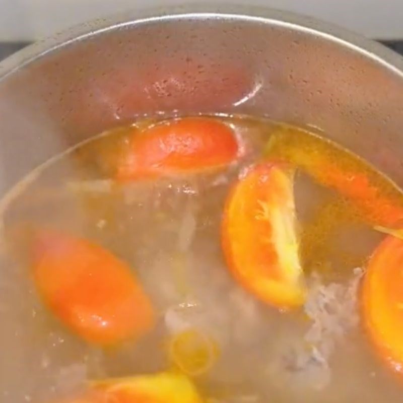 Thêm thịt bò và tôm băm vào nồi nước dùng thơm ngon