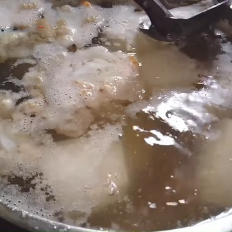 Vớt bọt để nước lèo trong cho món hoành thánh lá