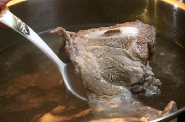 Nồi nước lèo hầm xương heo và rau củ chuẩn bị cho cách nấu bánh canh chả cá Phan Thiết.