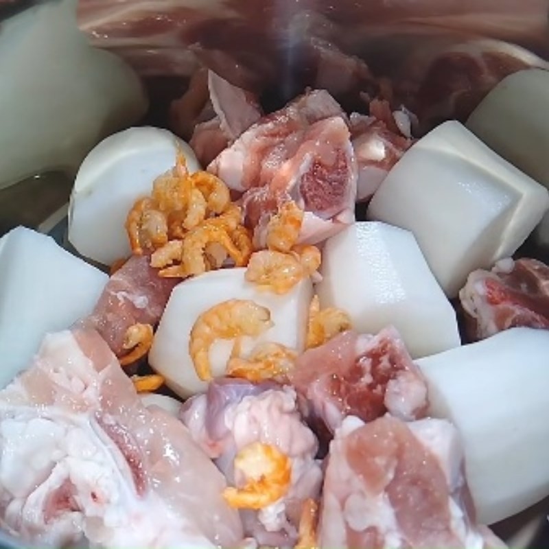 Nấu nước lèo cho món hoành thánh lá với xương heo, củ cải và tôm khô
