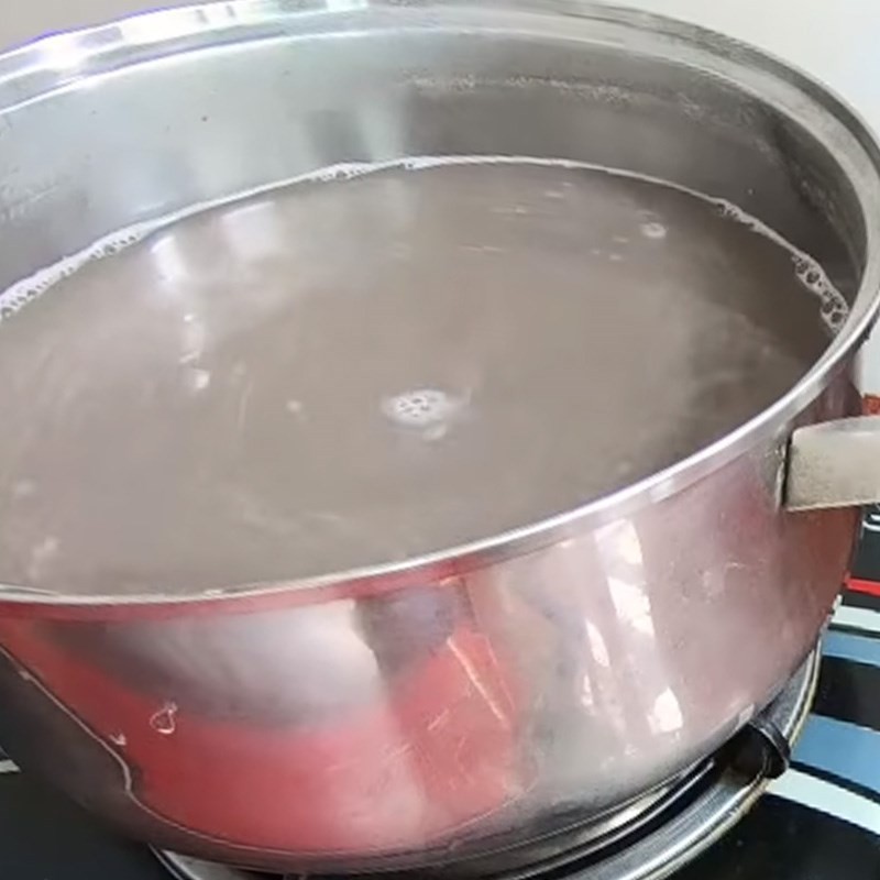Nấu sữa đậu đen với lá dứa và sữa tươi