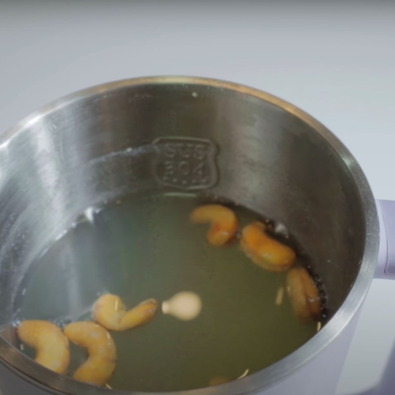 Máy làm sữa hạt đang thực hiện chế độ nấu đậu xanh