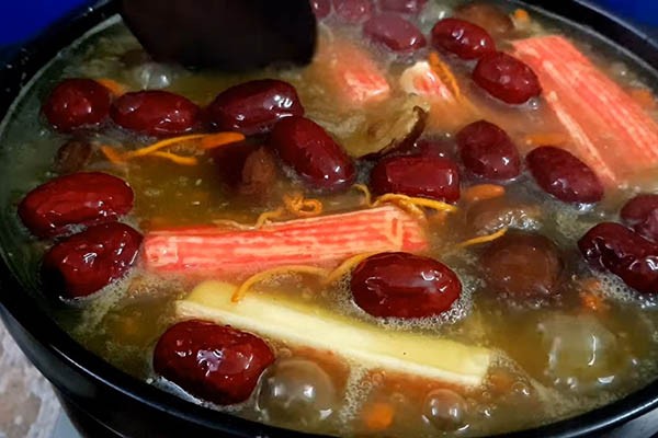 Nấu súp bào ngư cùng táo đỏ