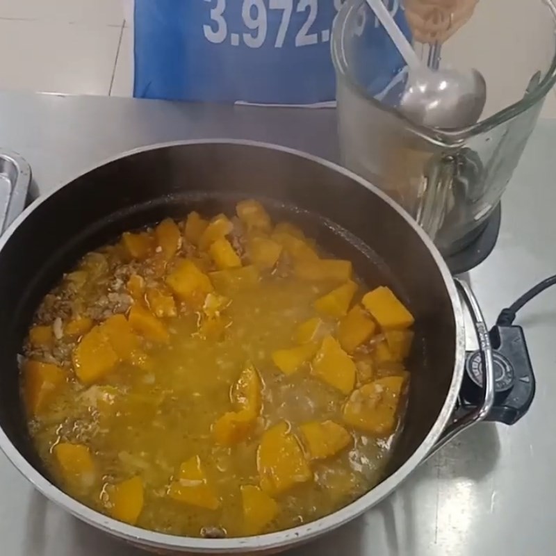 Bước 3 Nấu súp bí đỏ Súp bí đỏ thịt bò