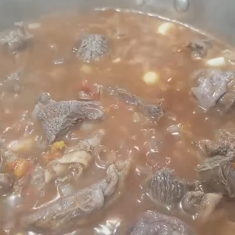 Món bò sốt vang kiểu Pháp đã hoàn thành, có màu sắc đẹp mắt và độ sánh hoàn hảo