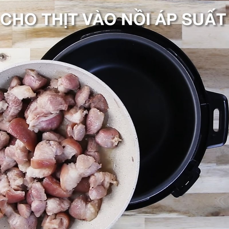 Cho thịt chân giò đã xào vào nồi áp suất để hầm nhanh