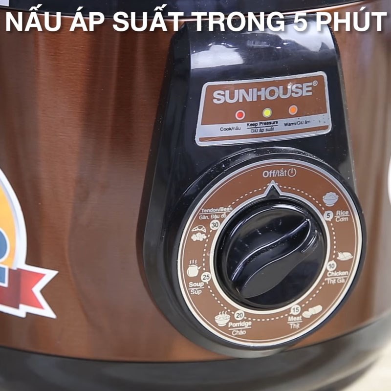 Xả áp suất sau khi thịt chân giò đã được hầm trong nồi