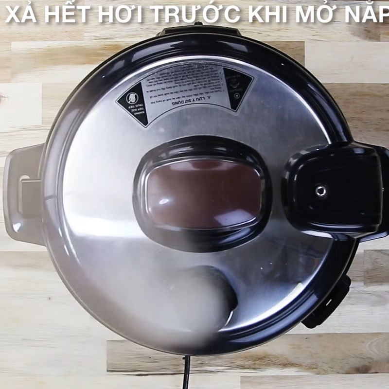 Thịt chân giò mềm sau khi nấu bằng nồi áp suất, sẵn sàng cho bước tiếp theo