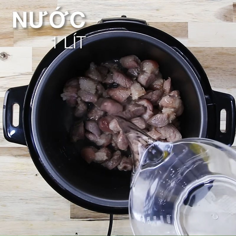Nồi áp suất đang hoạt động để nấu mềm thịt đông