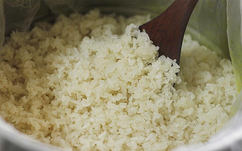 Nấu xôi trắng dẻo thơm, là nền tảng cho món xôi gà xé truyền thống