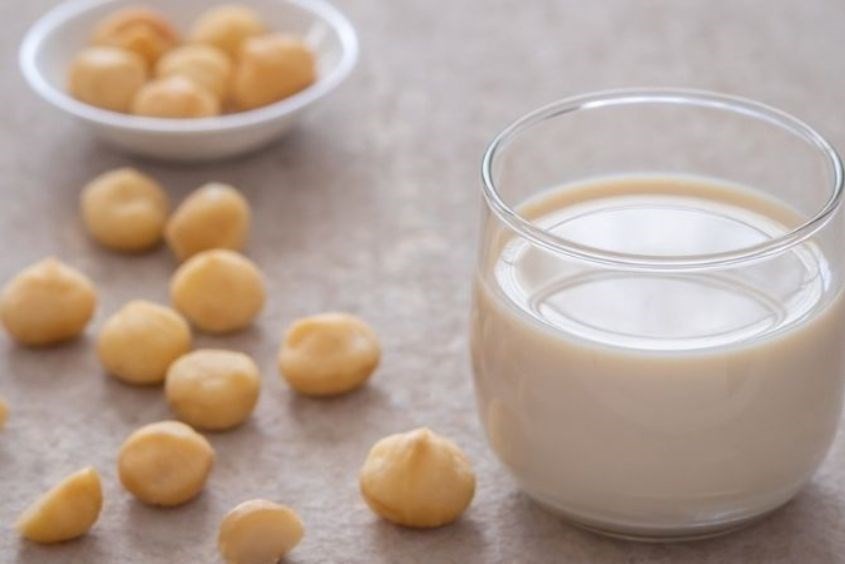 Công thức sữa đậu gà bí đỏ hạt chia giàu năng lượng, là món ăn vặt lý tưởng cho bé