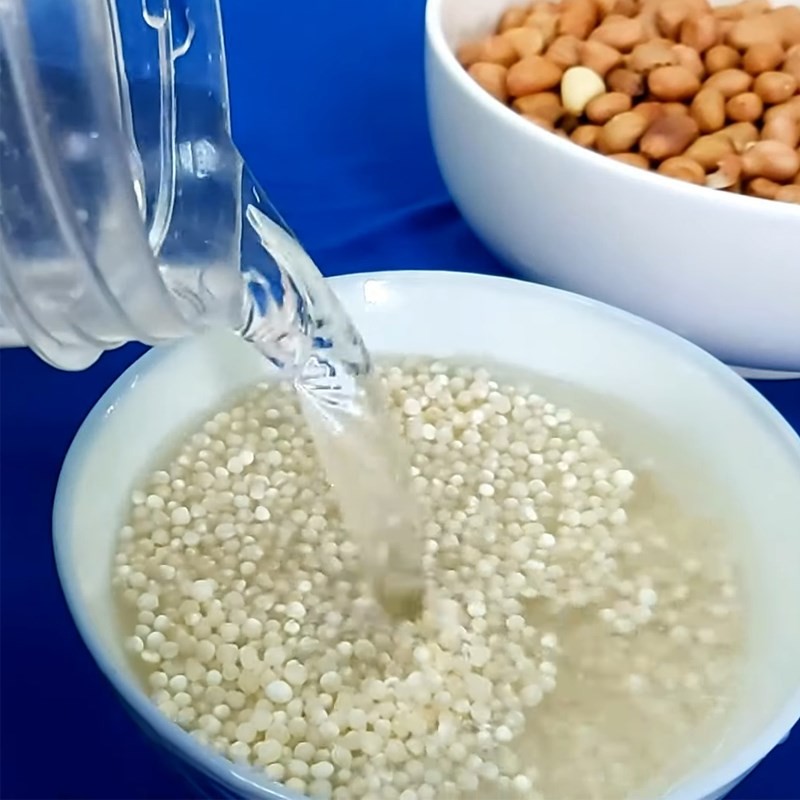 Ngâm bột báng trong nước sạch giúp nở đều và dai ngon khi nấu chè chuối sáp