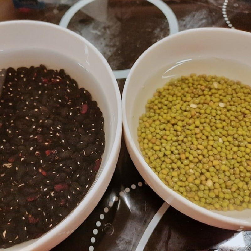 Hình ảnh đậu đen và đậu xanh đang được ngâm nở, chuẩn bị cho cách nấu chè đậu đen và đậu xanh