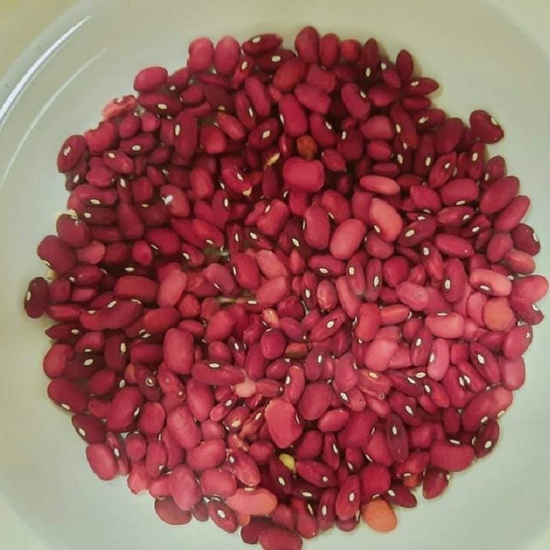 Đậu đỏ khô đang được ngâm trong nước để mềm và dễ nấu hơn cho món chè đậu đỏ bột báng
