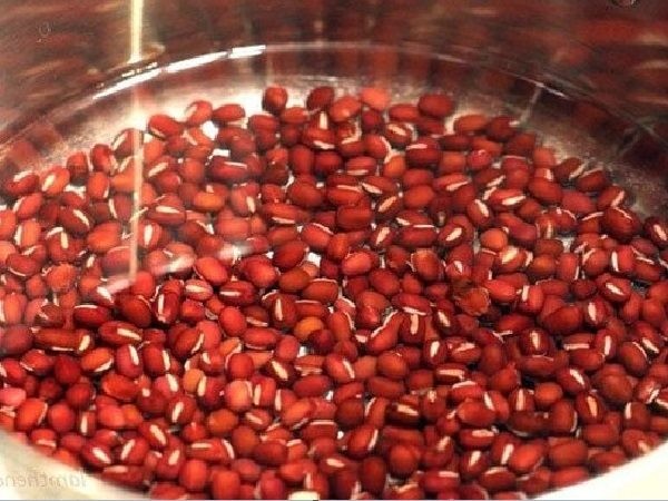 Quy trình ngâm đậu đỏ để chuẩn bị nấu cơm gạo lứt thơm ngon.