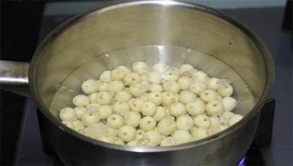 Hạt sen khô không cần ngâm nước quá lâu trước khi nấu, một mẹo quan trọng trong cách nấu chè sen khô.