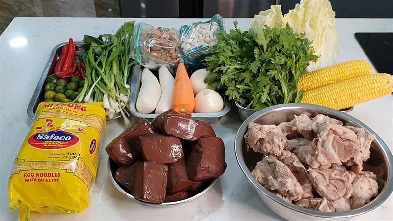 Các nguyên liệu tươi ngon sẵn sàng cho món lẩu xương heo