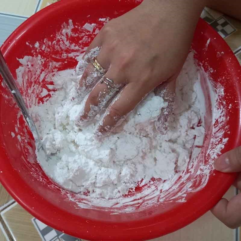 Bột bánh canh đang được nhồi đến độ dẻo mịn