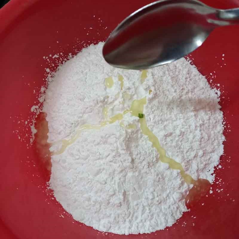 Nhồi bột lọc để làm bánh canh cá lóc bột lọc
