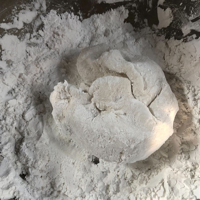 Nhồi khối bột năng bằng tay cho đến khi dẻo mịn, không dính tay để làm sợi bánh canh