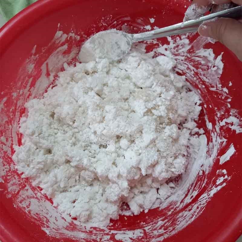 Quá trình nhồi bột lọc đang được thực hiện