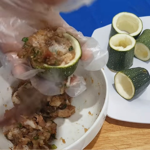 Các khoanh bí ngòi xanh đã được nhồi đầy nhân thịt, sẵn sàng để nấu canh