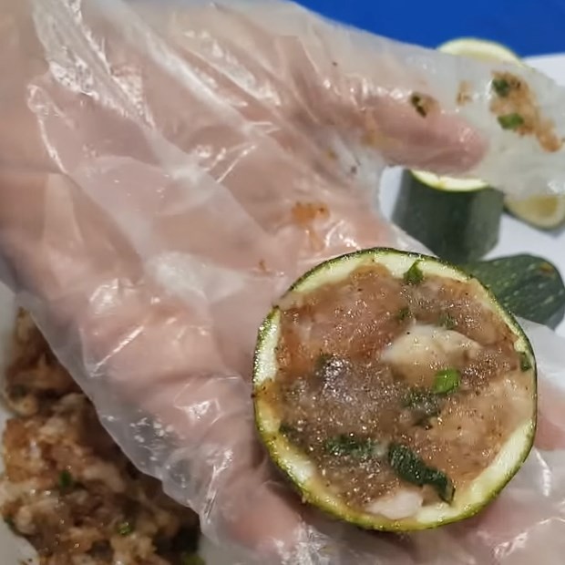 Nhồi nhân thịt đã ướp vào các khoanh bí ngòi xanh rỗng ruột