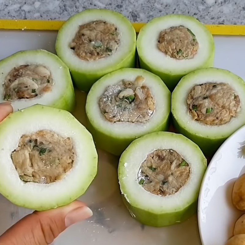 Tất cả các khoanh bầu đã được nhồi nhân đầy đặn