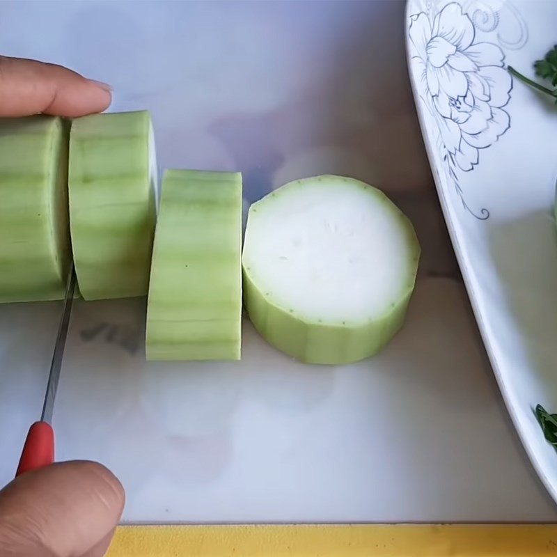 Khoanh bầu được khoét ruột, chuẩn bị nhồi nhân