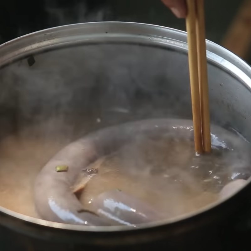 Dồi heo sau khi luộc chín, được cắt miếng vừa ăn cho món cháo lòng
