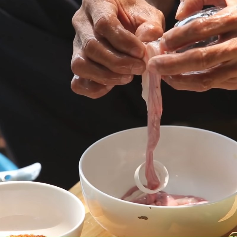 Kỹ thuật nhồi dồi heo vào lòng non bằng chai nhựa một cách tiện lợi