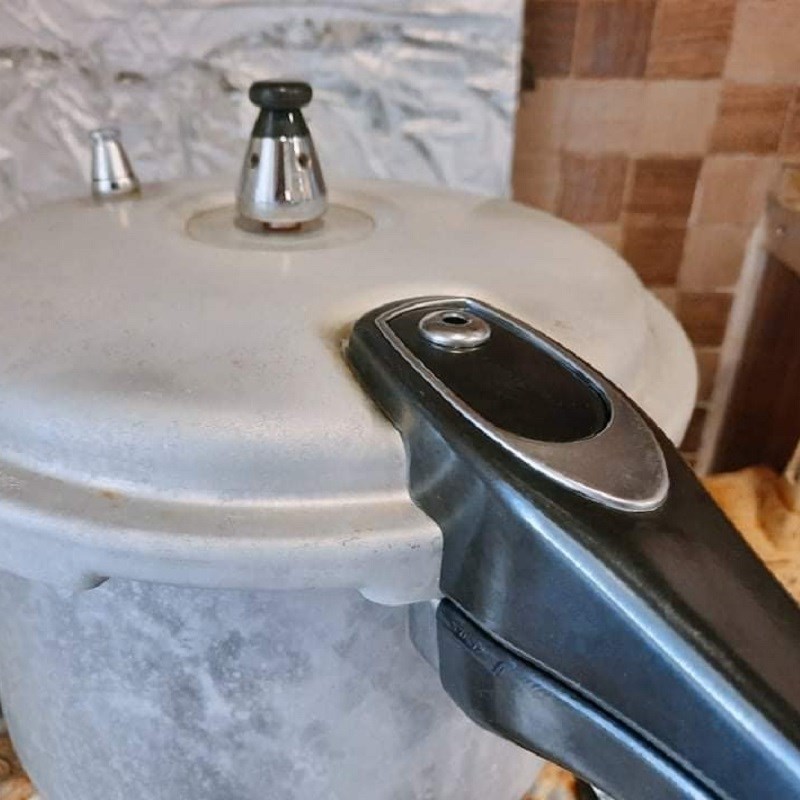 Nồi áp suất đang hoạt động, ninh đậu đỏ nhanh chóng và hiệu quả