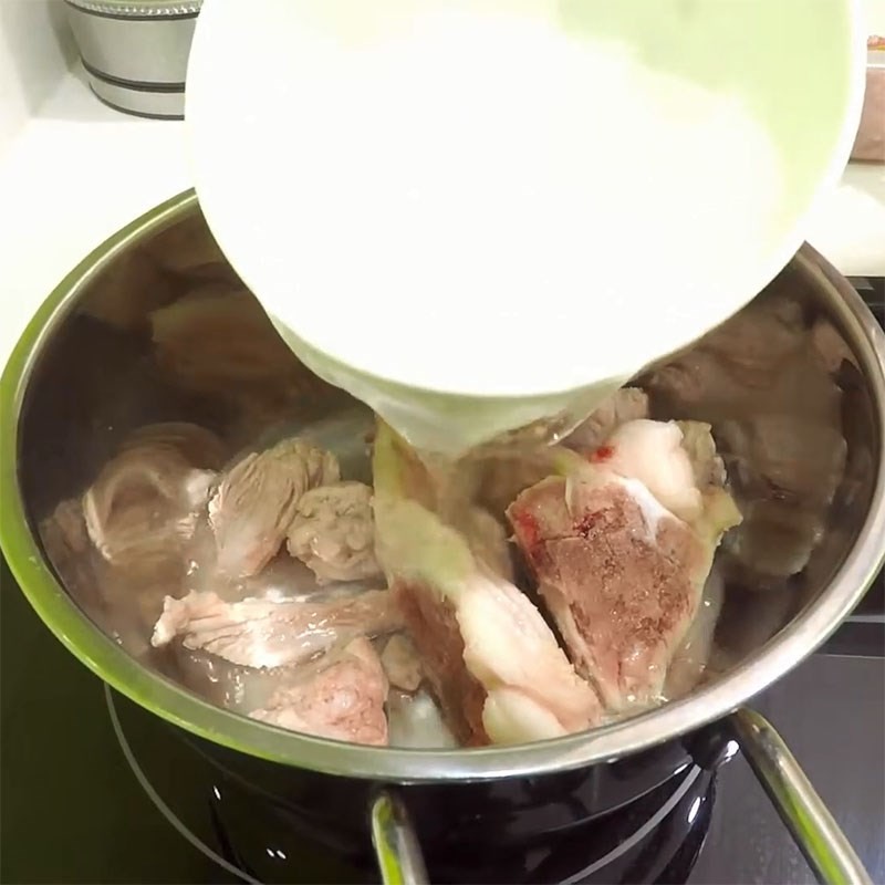 Ninh sườn và xương ống cho cháo sườn bột