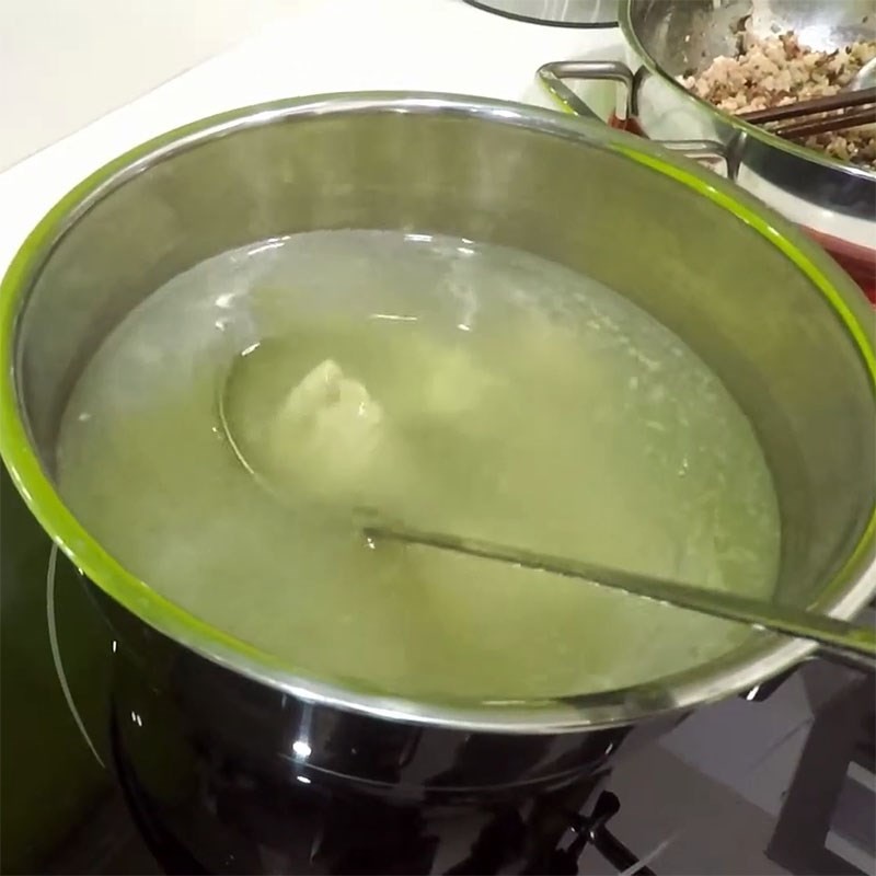 Nồi nước dùng sườn đang ninh