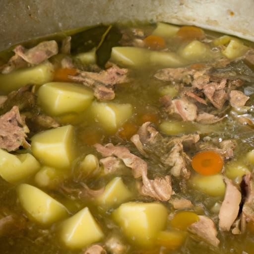 Nồi canh thịt chó lớn với cà rốt và khoai tây