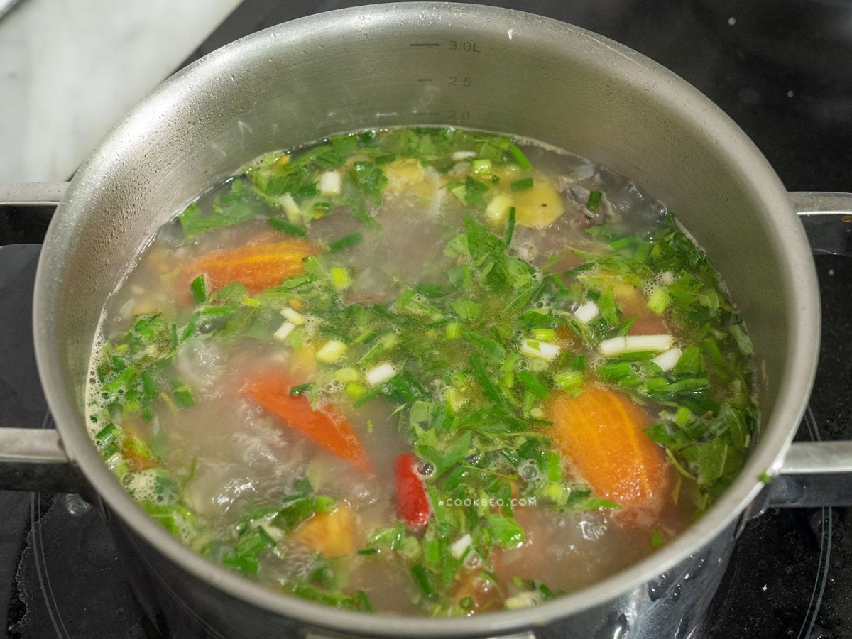 Nồi canh chua trùng trục nóng hổi, hấp dẫn với dứa và cà chua