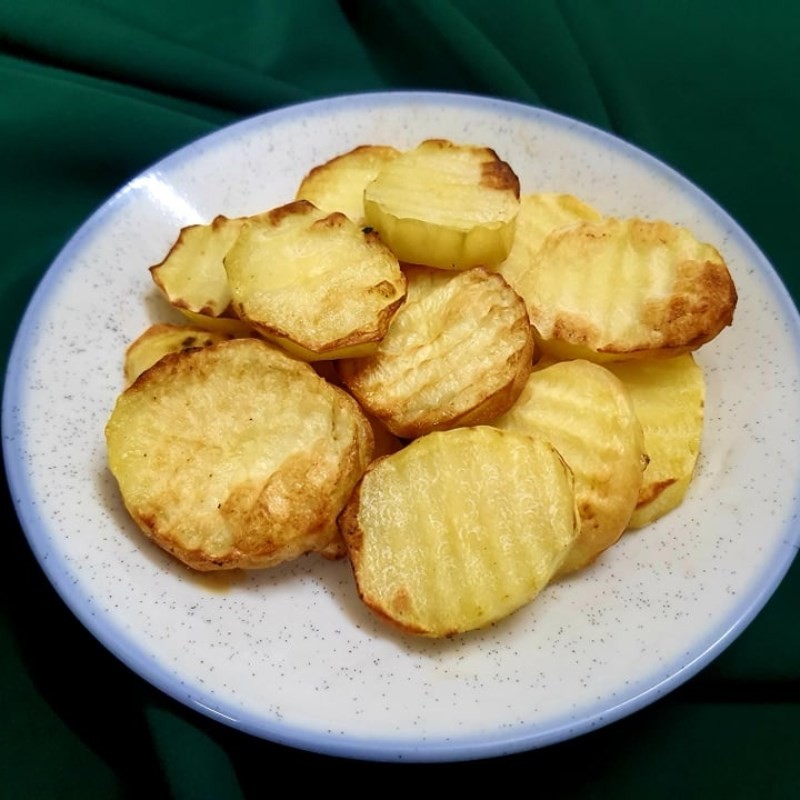Chiên sơ thịt ba chỉ trên chảo