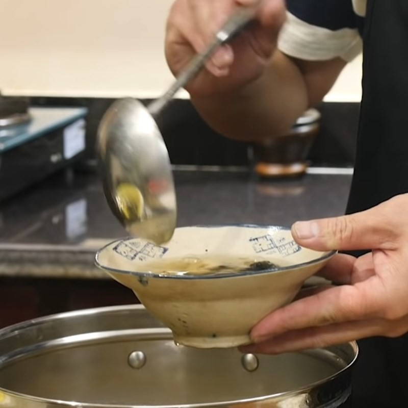 Đĩa bún tươi đồng xu mềm mại, trắng ngần, là thành phần không thể thiếu của bún ốc nguội