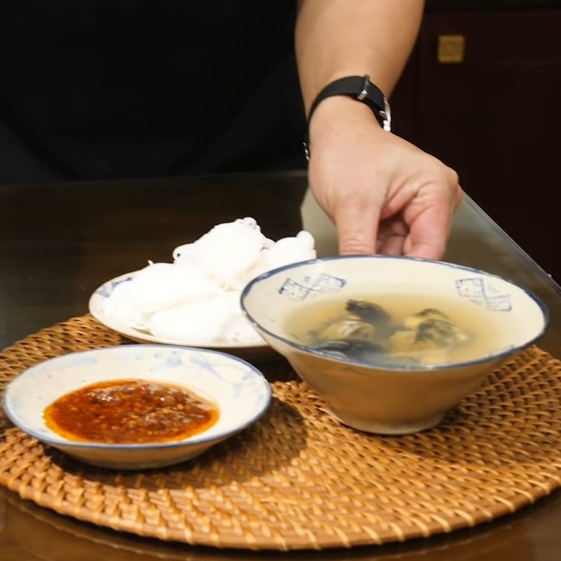 Bát bún ốc nguội với nước dùng trong veo, thịt ốc đầy đặn
