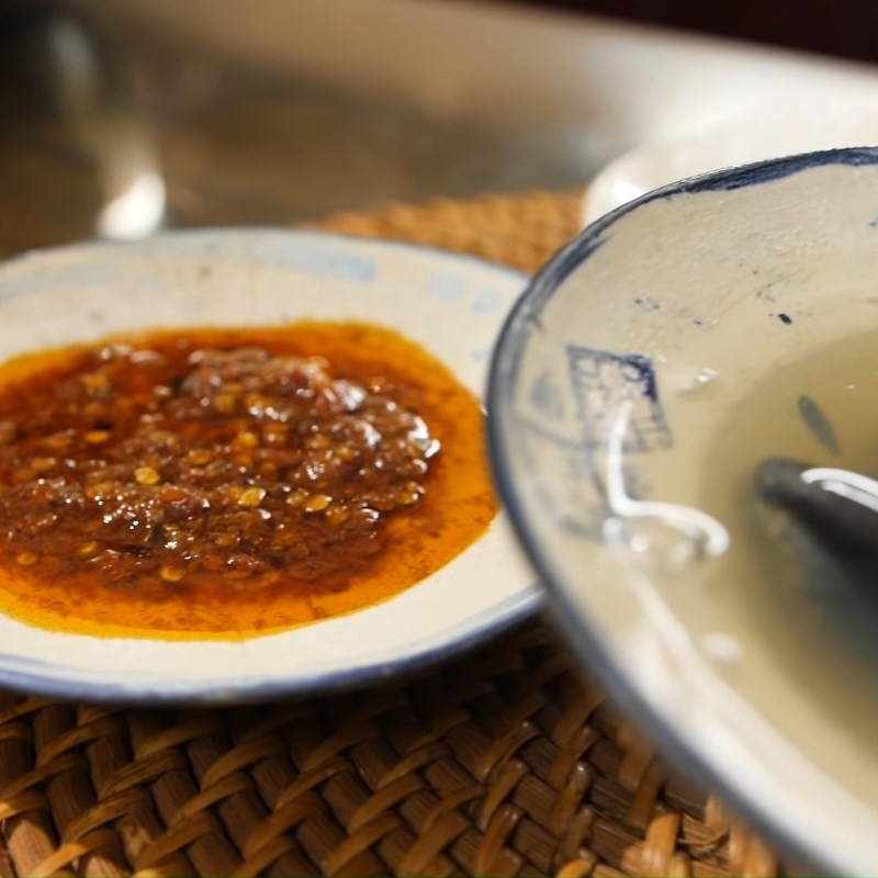 Bún ốc nguội với các loại rau sống tươi ngon, tạo nên sự cân bằng hương vị