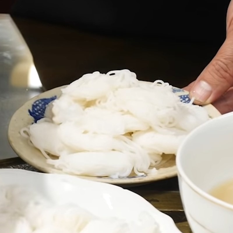 Chén nước màu ớt chưng đậm đà, là điểm nhấn hương vị cho món bún ốc nguội