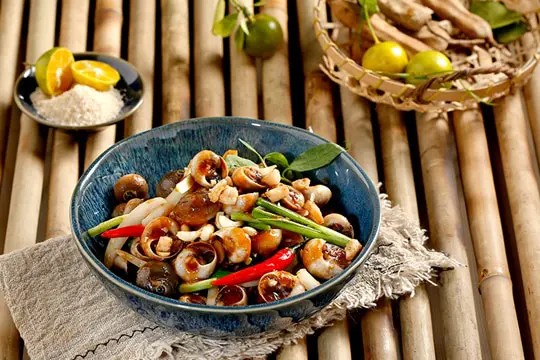 Thắng mỡ heo để làm tóp mỡ giòn rụm