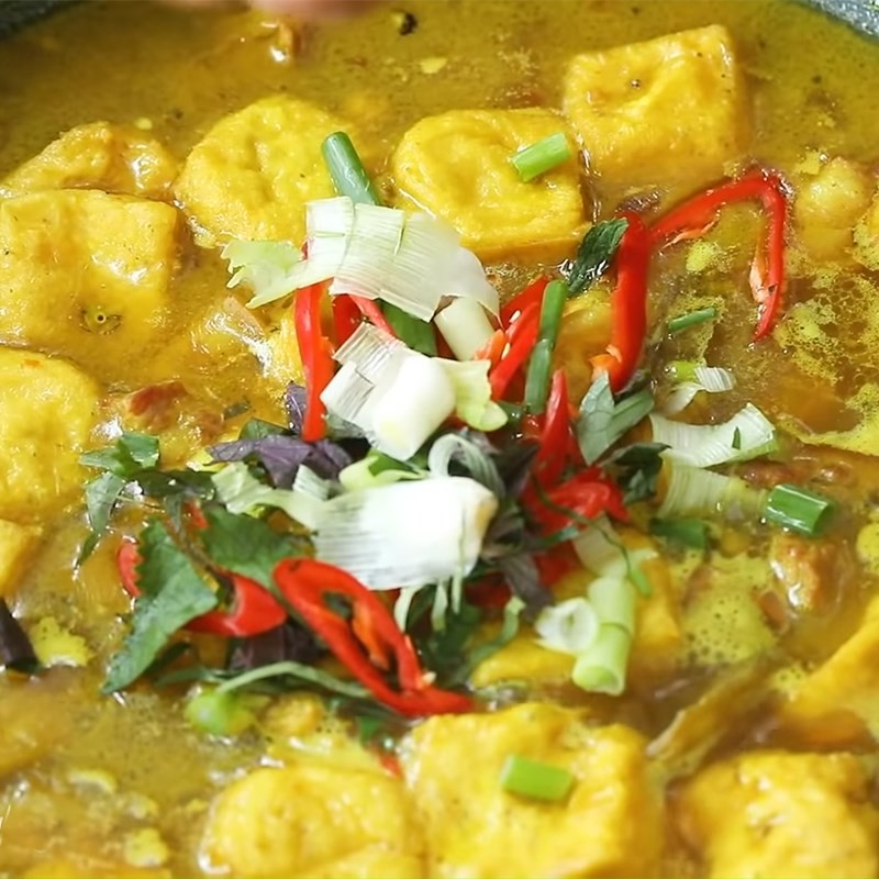 Món chuối đậu thịt om sau khi đã thêm đậu hũ và rau thơm