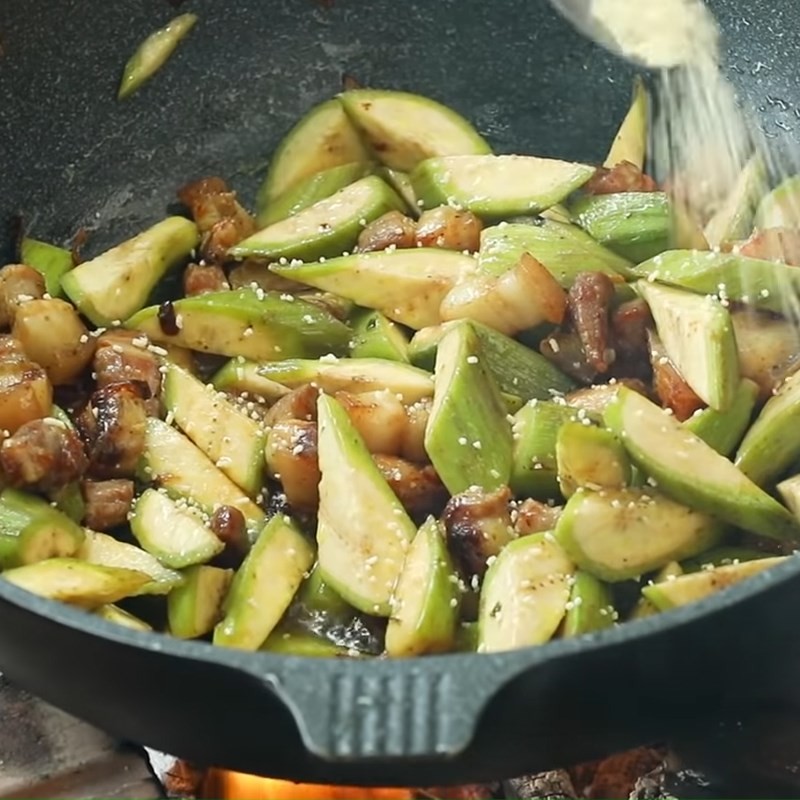 Om chuối đậu thịt ba chỉ trên bếp lửa nhỏ