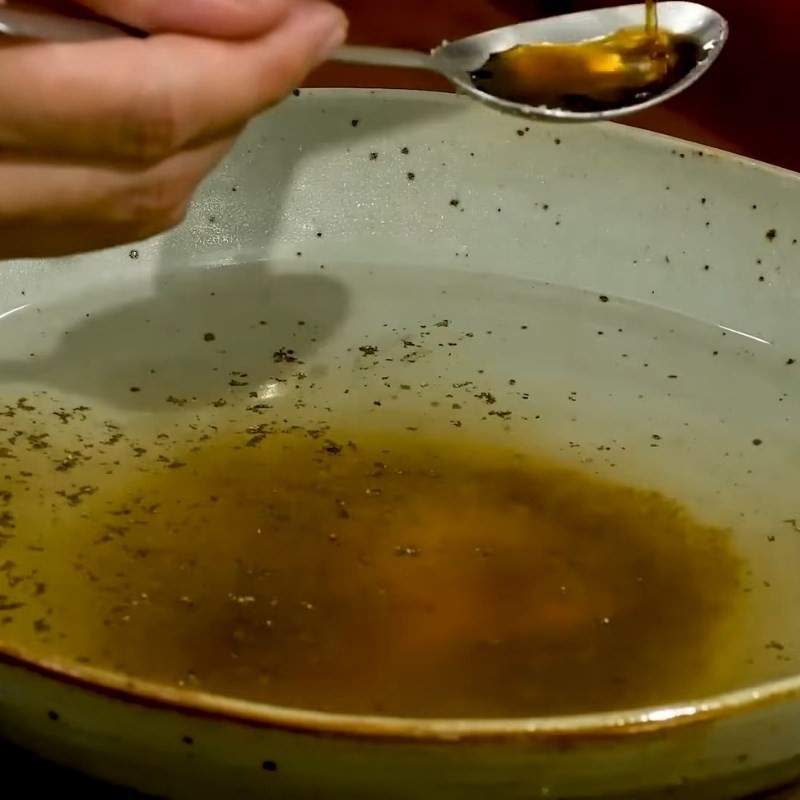 Nước kho đậm đà được pha chế kỹ lưỡng, đảm bảo hương vị cho món thịt kho riềng