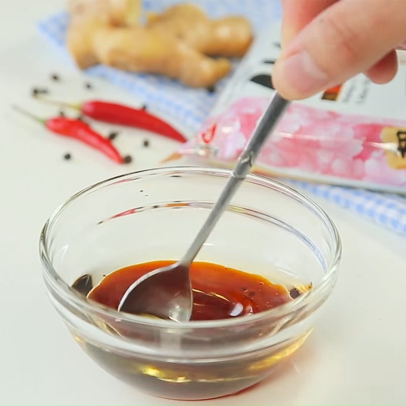 Pha nước sốt Miso để ướp ức gà cho món mì udon gà