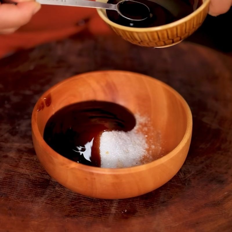 Các loại gia vị được đong đếm cẩn thận để pha sốt mì trường thọ