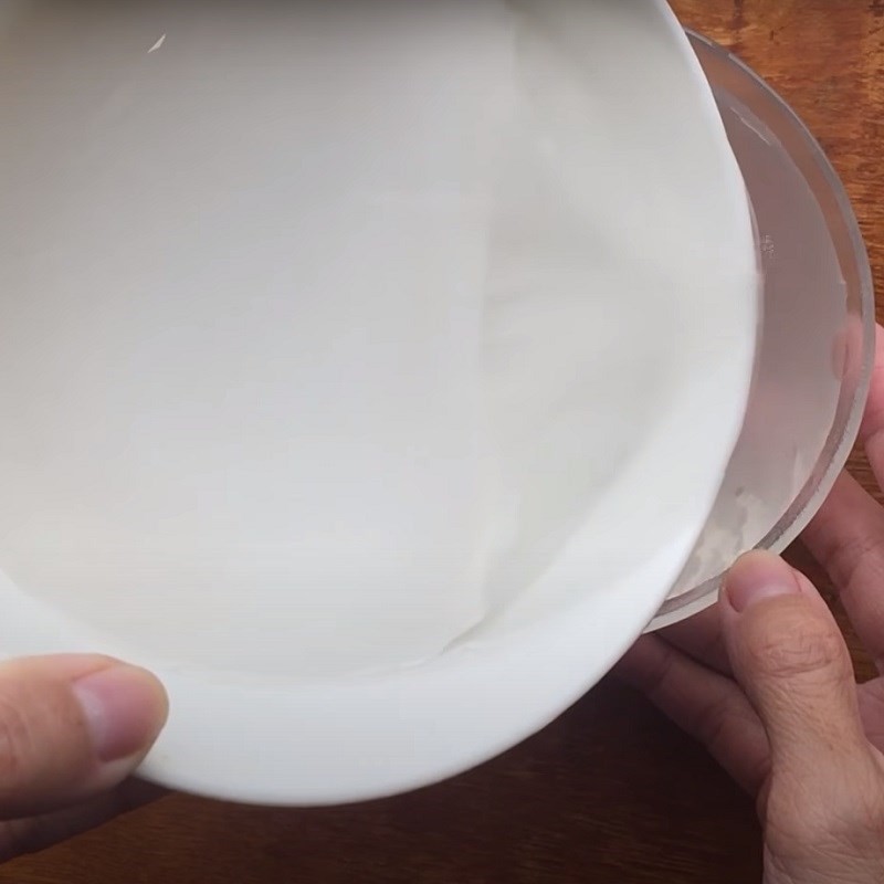 Bột gạo đã ngâm và lắng cặn cho món cháo sườn Hà Nội