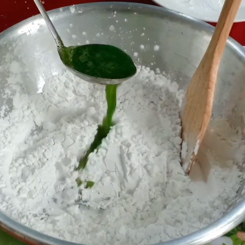 Thao tác nhồi bột năng với nước cốt lá dứa để tạo màu xanh tự nhiên cho vỏ viên chè