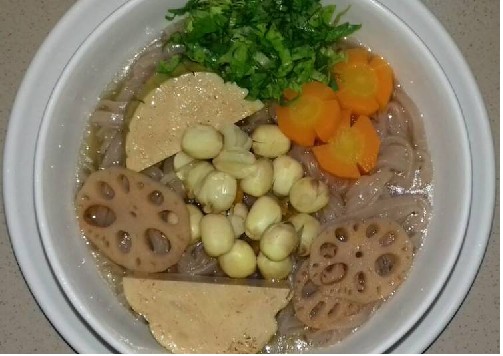 Tô phở thực dưỡng chay thanh đạm với nước dùng từ rau củ, sợi phở lứt và chả tàu hủ ky.